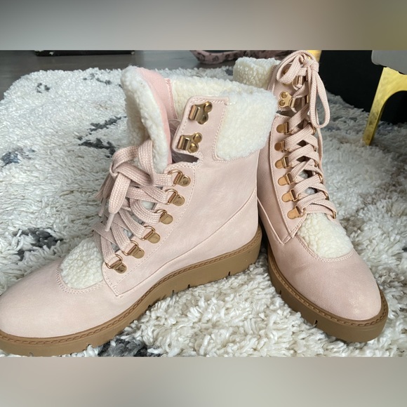 ***SOLD***🌟HOST PICK💫 NEW BABY PINK SHERPA BOOTIES ROSE GOLD HARDWARE - Picture 4 of 12